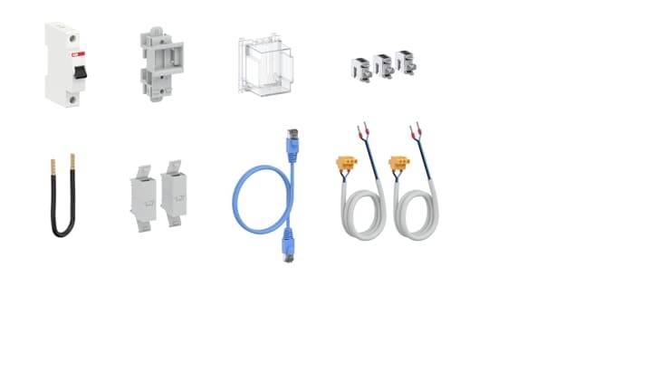 Elektrische Bauteile auf weißem Hintergrund: Schutzschalter, Kabel, Halterungen und Steckverbinder. Technikzubehör für Installationen.