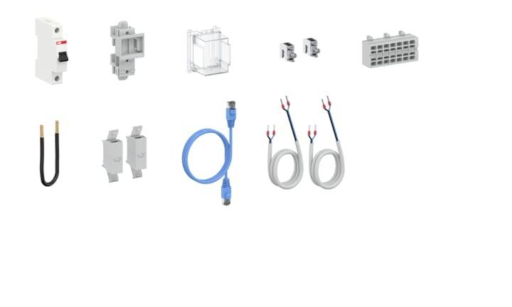 Elektrische Bauteile auf einer weißen Oberfläche: Schalter, Sicherungen, Kabel, Stecker und Verteilerblöcke in verschiedenen Formen.