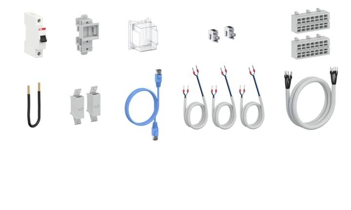 Eine Sammlung elektrischer Bauteile, darunter Leistungsschalter, Montagerahmen, Ethernet-Kabel, Aderendhülsen und Modulklemmen.