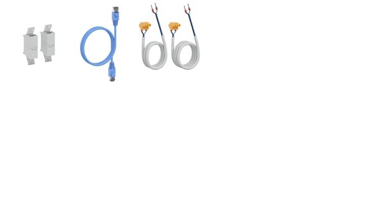 Ein Kit mit zwei Kabeln und zwei grauen Modulen, die für elektrische Verbindungen verwendet werden, sowie ein blaues Ethernetkabel.