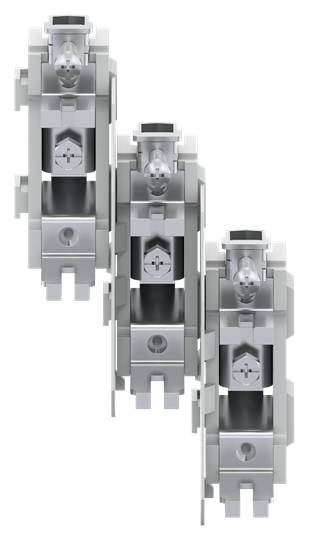 Drei graue mechanische Teile, vertikal gestapelt, mit sichtbaren Verbindungselementen und symmetrischem Design.