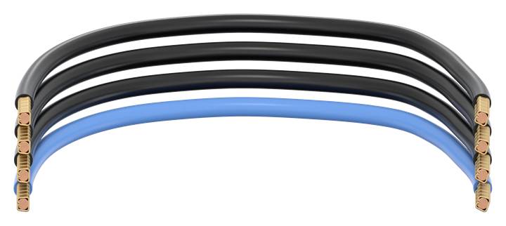 Fünf gebogene Kabel, vier schwarz und eines blau, mit Kupferenden, liegen nebeneinander auf einem weißen Hintergrund.