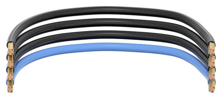Ein Stapel von drei schwarzen und einem blauen isolierten Kabel mit Kupferverbindern an beiden Enden.