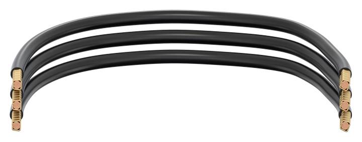 Drei schwarze Kabel mit kupferfarbenen Anschlüssen an den Enden, nebeneinander angeordnet.