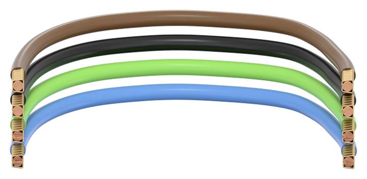 Fünf Kabel in den Farben Braun, Schwarz, Grün-Gelb, Blau, zeigen Querschnitt mit Kupferadern und Kunststoffbeschichtung.