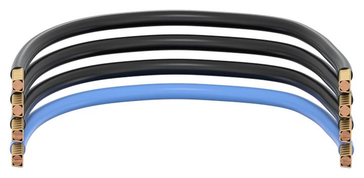Fünf gebogene Kabel, vier schwarz und eins blau in der Mitte, offenbaren ihre kupfernen Enden, angeordnet in einem Bogen.