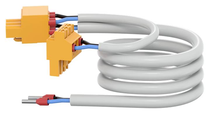 Ein gewickeltes graues Kabel mit einem orangefarbenen Stecker an einem Ende und zwei abisolierten Drähten am anderen Ende.