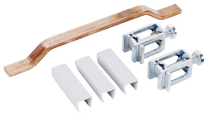 Ein Satz Isolierabdeckungen aus Kunststoff, Kupfer-Schiene und zwei metallische Klemmen, vermutlich Teile für eine elektrische Installation.