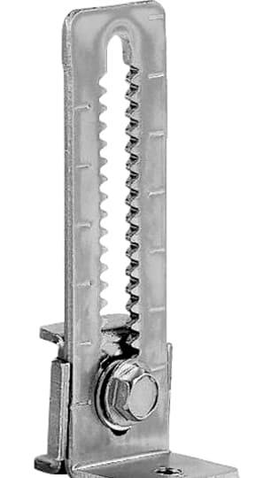 Metallbauteil mit gezahnter Schiene und Schraube. Dient vermutlich zur Halterung oder Einstellung von Maschinen- oder Fahrzeugteilen.