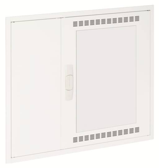 Ein weißer Metall-Einbauschrank mit Lüftungsschlitzen und einer zentralen Tür mit Griff, geeignet für Installationen.