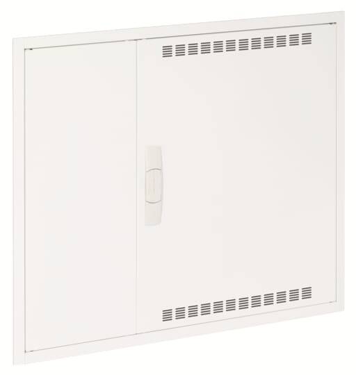 Ein weißer Wandschrank mit Lüftungsschlitzen und einem Griff in der Mitte, vermutlich für den Zugang zu Installationen oder Geräten.