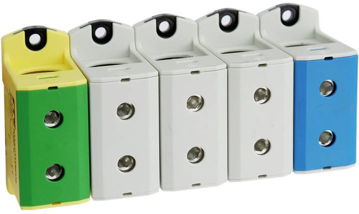 Fünf aneinandergereihte Steckklemmen, beginnend mit Gelb, dann Grün, zwei Weiße, und endend mit Blau. Sie sind zur elektrischen Verbindung gedacht.