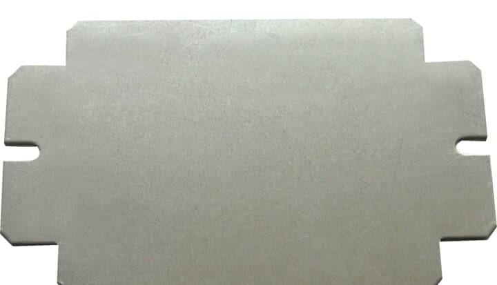 Rechteckiges graues Metallblech mit zwei seitlichen Einkerbungen auf einer neutralen Hintergrundfläche.