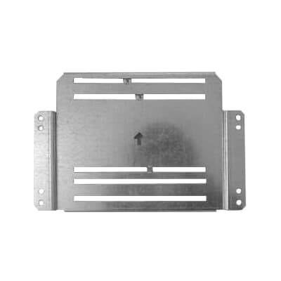 Metallplatte mit mehreren horizontalen Schlitzen und zwei Seitenflügeln mit Löchern zur Befestigung. Ein Pfeil zeigt nach oben.