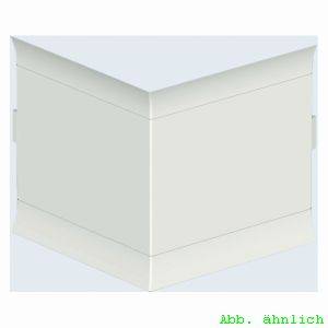 Ein weißes Eckstück für Kabelkanäle in einem geometrischen abgewinkelten Design, vor einem neutralen Hintergrund.