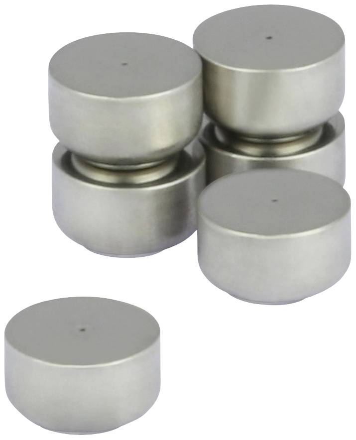 Metallische Zylinder in Stapeln, teilweise doppelreihig angeordnet. Glatte Oberfläche, industrieller Look.