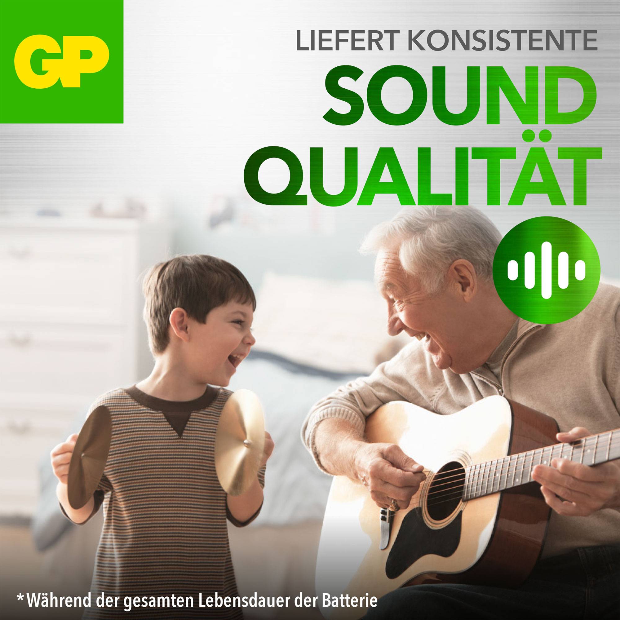 Ein älterer Mann spielt Gitarre, während ein lachender Junge daneben hält Becken in der Hand. Text betont 'Soundqualität'.