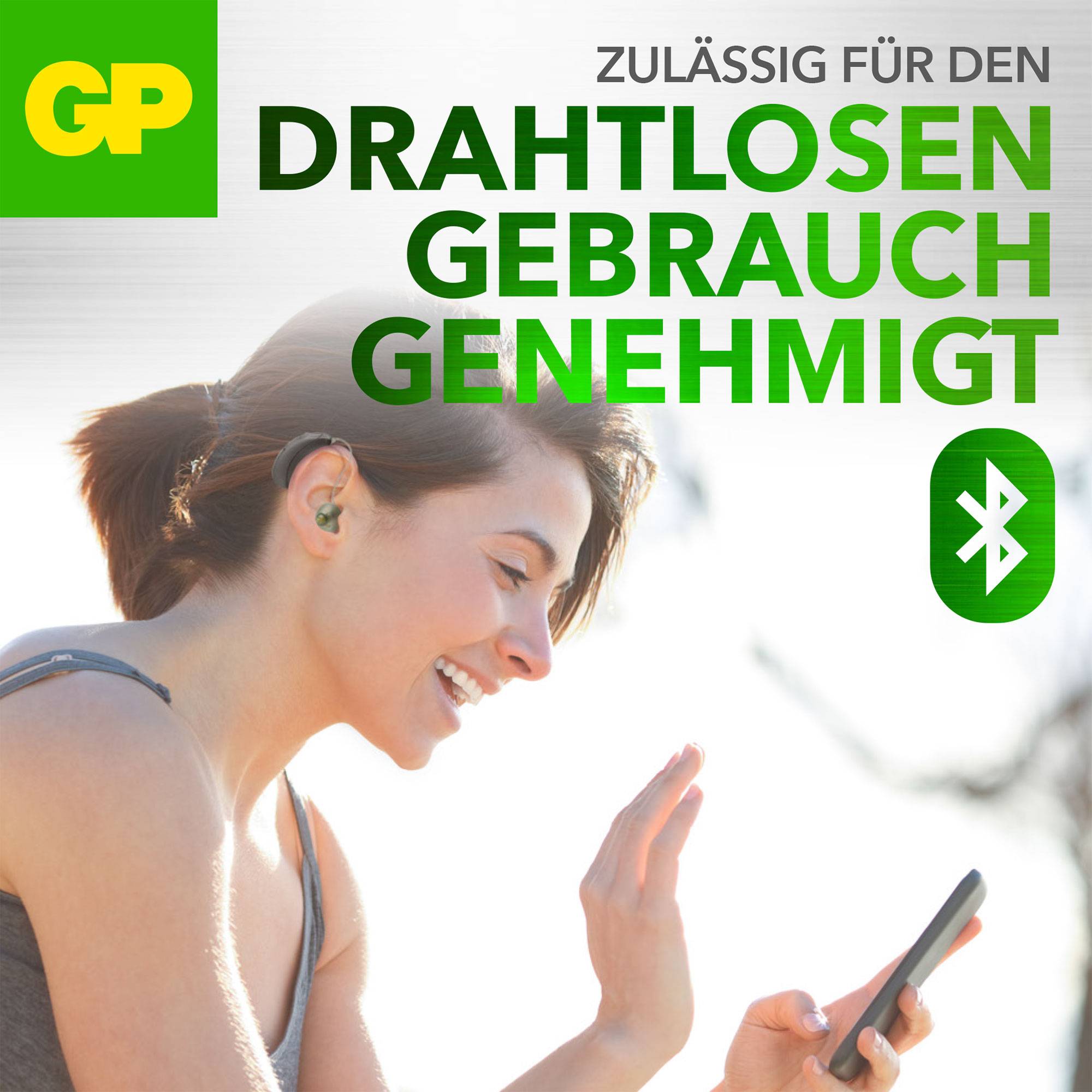 Eine Frau lächelt und benutzt kabellose Ohrhörer, während sie auf ein Smartphone schaut. Text: 'Zulässig für den drahtlosen Gebrauch genehmigt'.