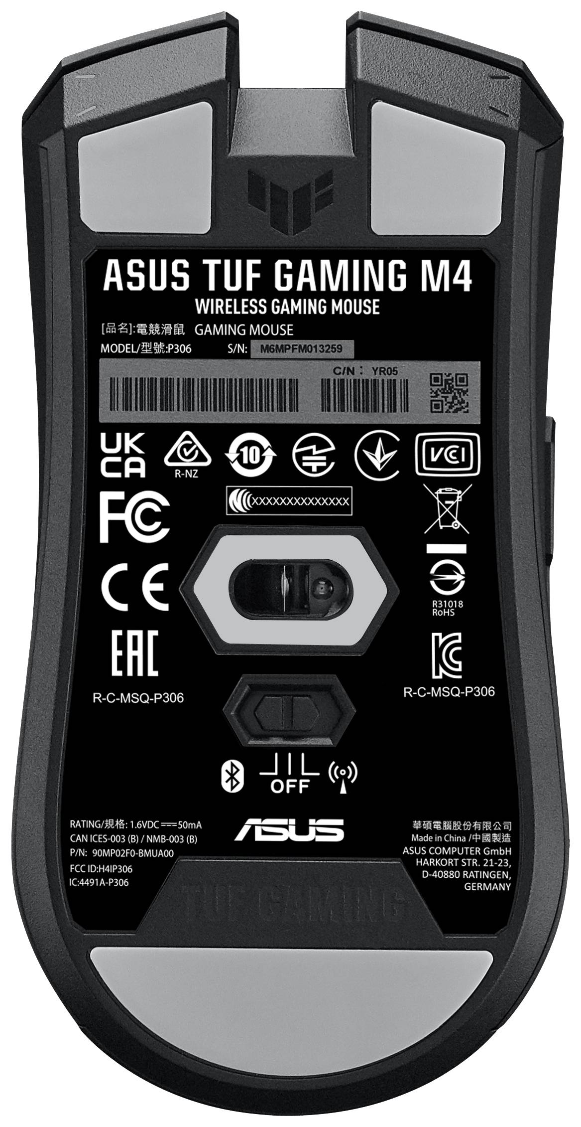 Rückseite einer ASUS TUF Gaming M4 Wireless Gaming Mouse mit verschiedenen Zulassungslogos, Modell- und Seriennummern.