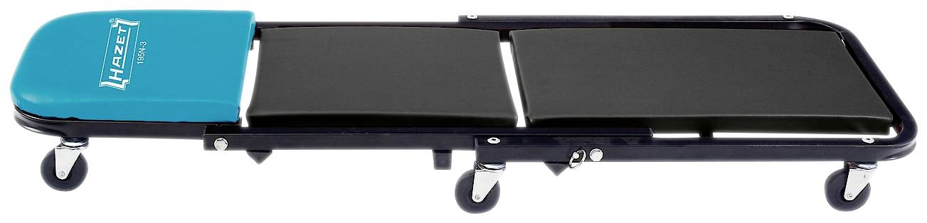 Mechanikerliege mit blauem Kopfpolster und schwarzer Fläche, mit Rollen zur einfachen Bewegung. Ideal für Arbeiten unter Fahrzeugen.