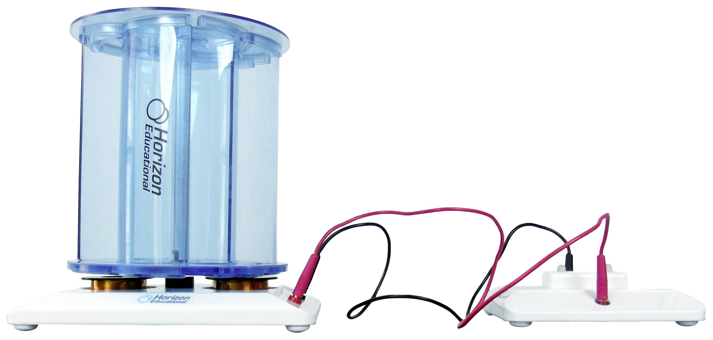 Blauer Wasserstoff-Brennstoffzellengenerator mit angeschlossenen roten und schwarzen Kabeln, auf weißem Hintergrund.