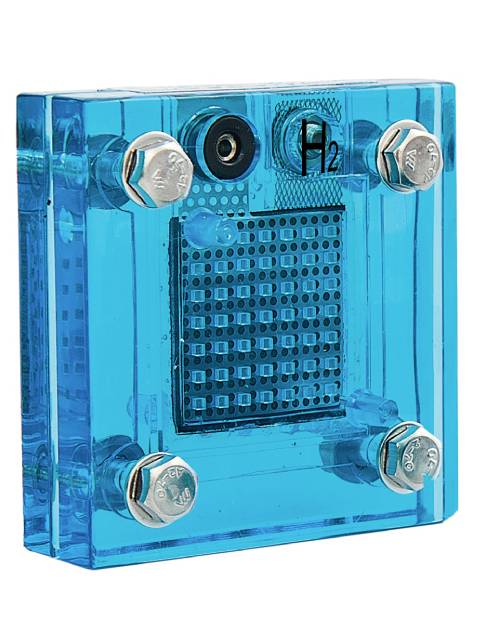 Transparent blaue Brennstoffzelle mit vier silbernen Schrauben an den Ecken. Zentral ist das Zellengitter sichtbar.