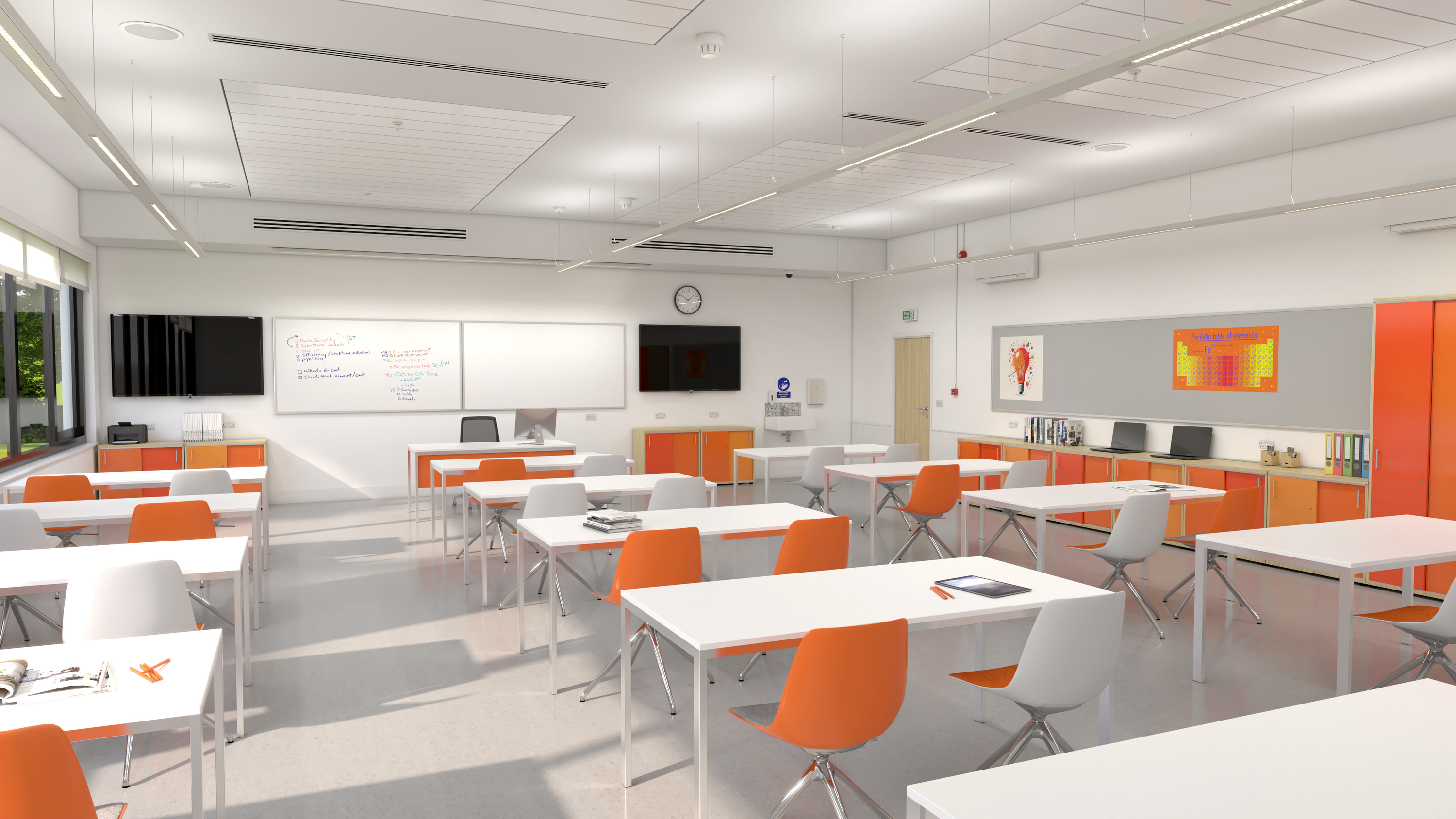 Ein Klassenzimmer mit weißen Tischen und orangefarbenen Stühlen, ausgestattet mit Whiteboards, Bildschirmen und Regalen an der Wand.