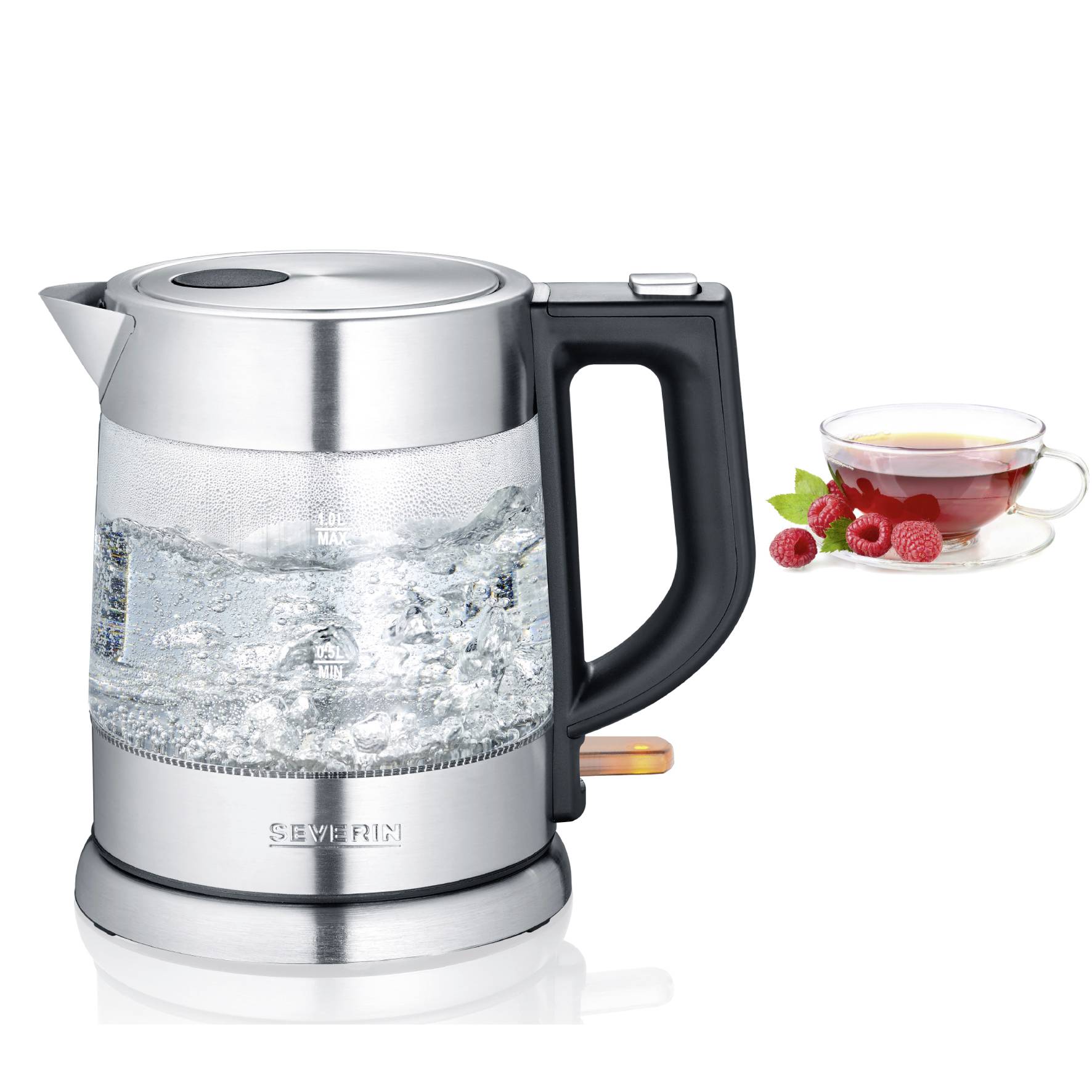 Moderner Wasserkocher aus Edelstahl und Glas mit Wasser in Kochvorgang. Daneben steht eine Tasse Tee mit Himbeeren und Minze.