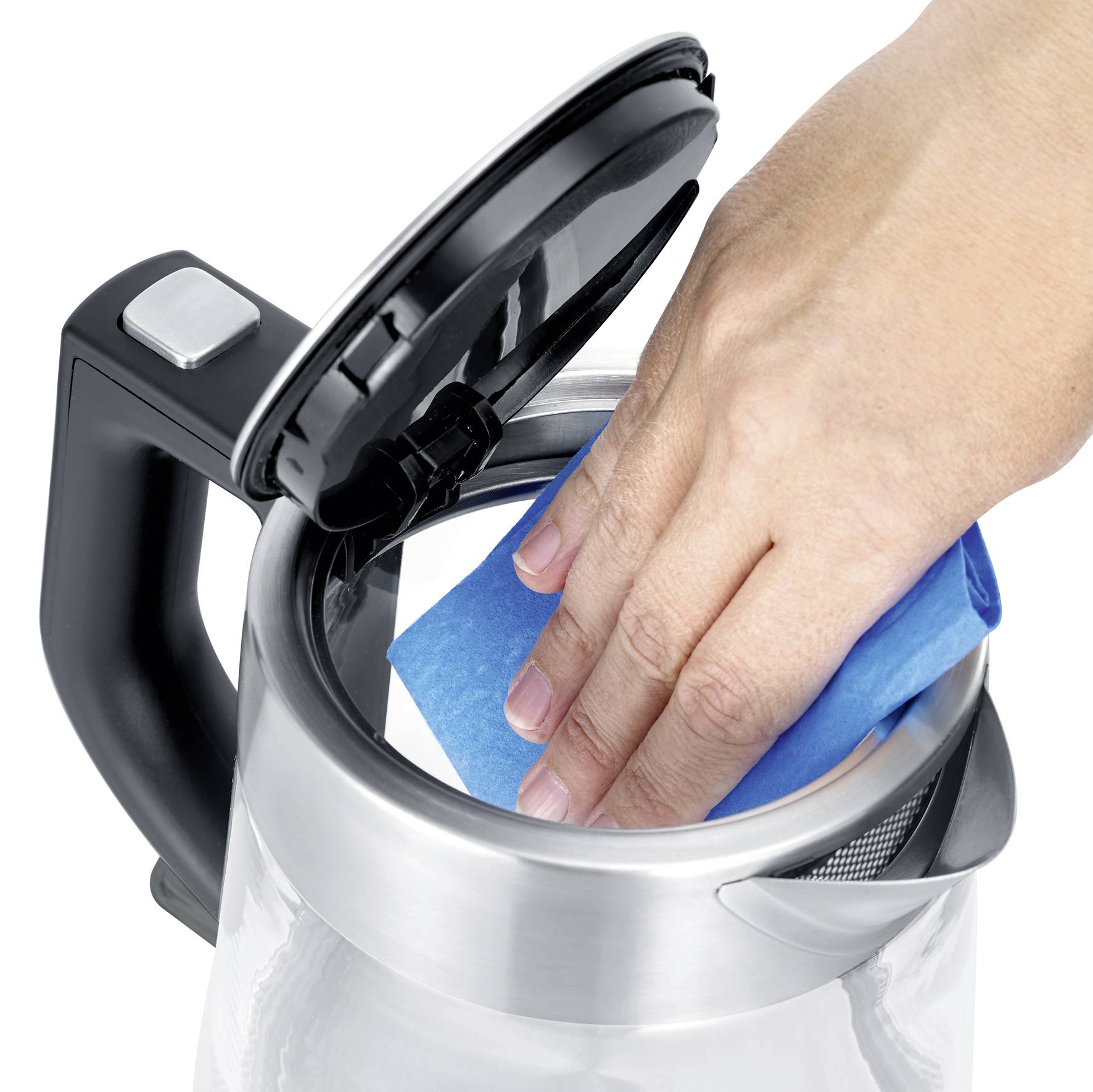 Eine Hand wischt mit einem blauen Tuch das Innere eines geöffneten Wasserkochers sauber.