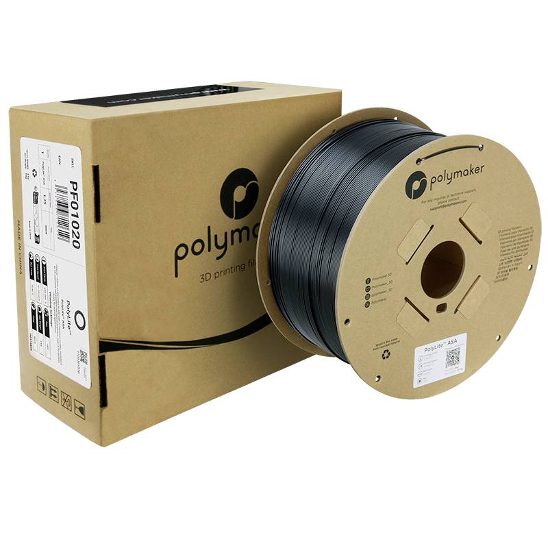 Eine schwarze Spule mit 3D-Druckfilament von Polymaker neben einer braunen Verpackung mit der Aufschrift 'PF01020' und Polymaker-Logo.
