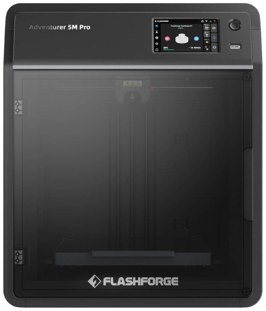 3D-Drucker Flashforge Adventurer 5M Pro. Schwarzes Gehäuse, Display oben rechts zeigt Druckstatus. Tür mit transparentem Fenster vorne.