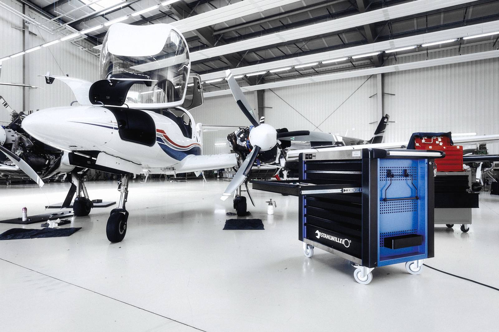 Stahlwille 81200174 Werkstattwagen Herstellerfarbe: Rot, Schwarz