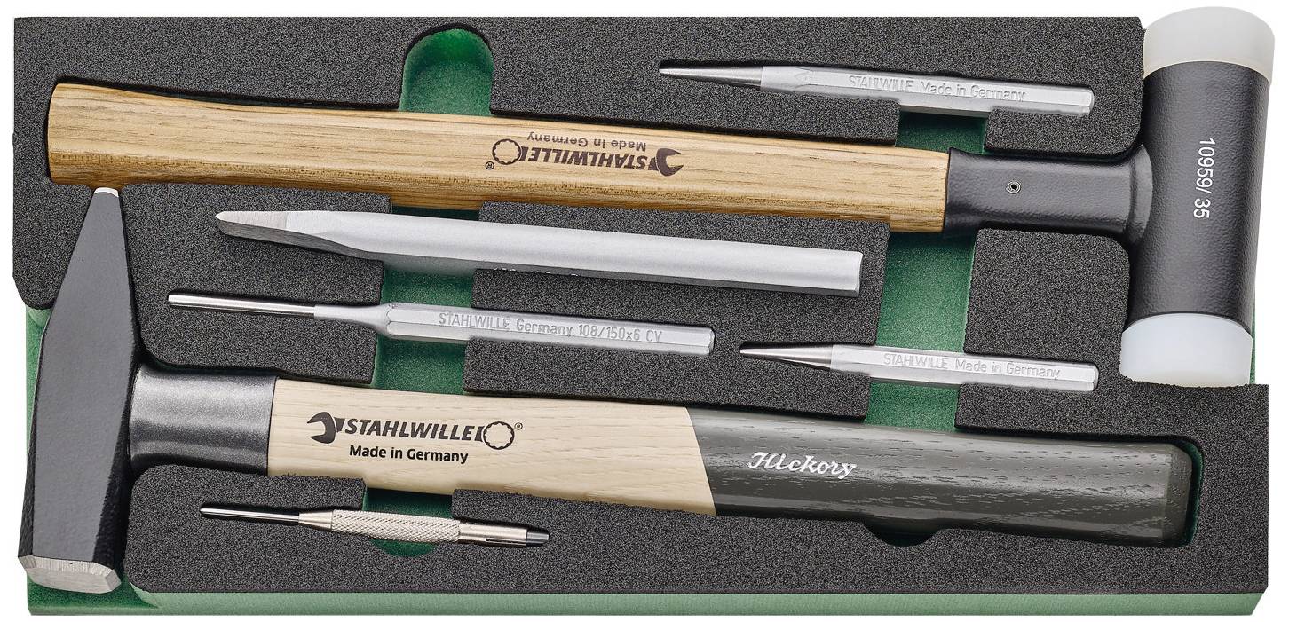 Satz von Handwerkswerkzeugen inkl. Hämmer mit Holzgriffen und verschiedenen Metallstiften in einer Schaumstoffverpackung.