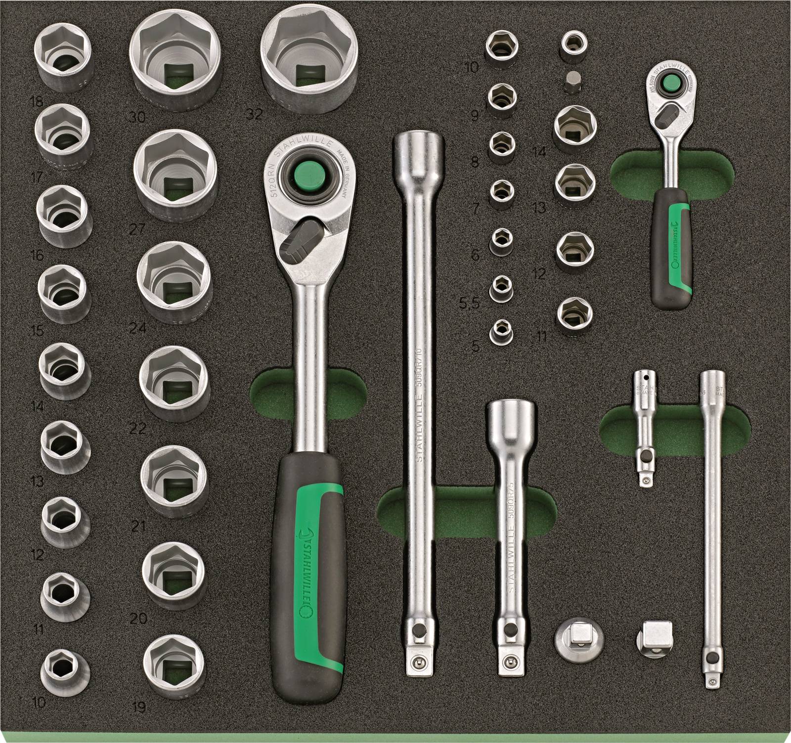 Ein Set von Steckschlüsseln und Ratschen, ordentlich in einem Schaumstoffeinlage angeordnet. Verschiedene Größen für mechanische Arbeiten.