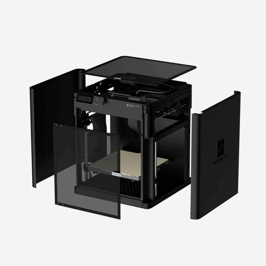 3D-Drucker mit geöffneten Gehäusewänden und sichtbarer Druckplatte.