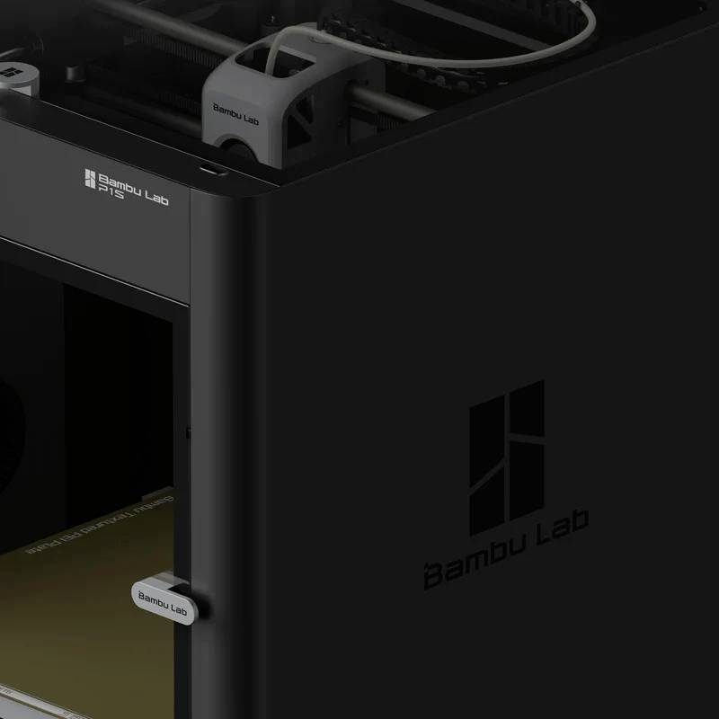 Ein moderner 3D-Drucker der Marke 'Bambu Lab' in dunkelgrauer Farbe mit einem offenen Druckbereich und sichtbaren Mechanikteilen.