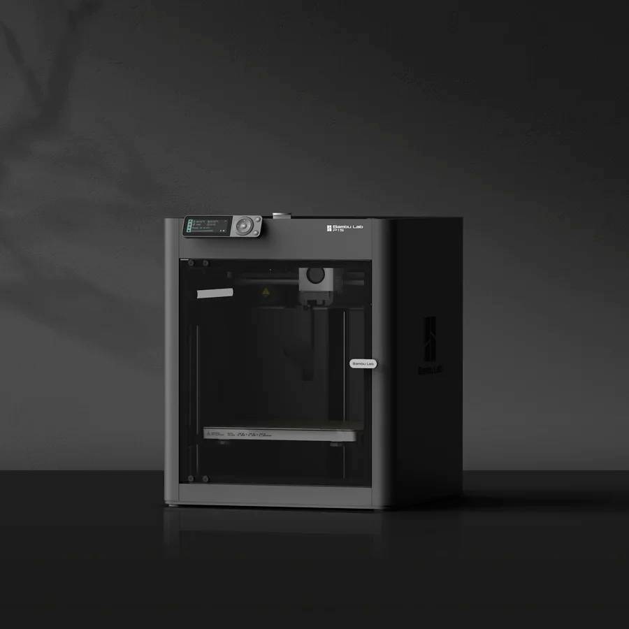 Ein 3D-Drucker steht auf einem Tisch vor einem dunklen Hintergrund. Das Gerät hat ein helles Display und eine Glastür.