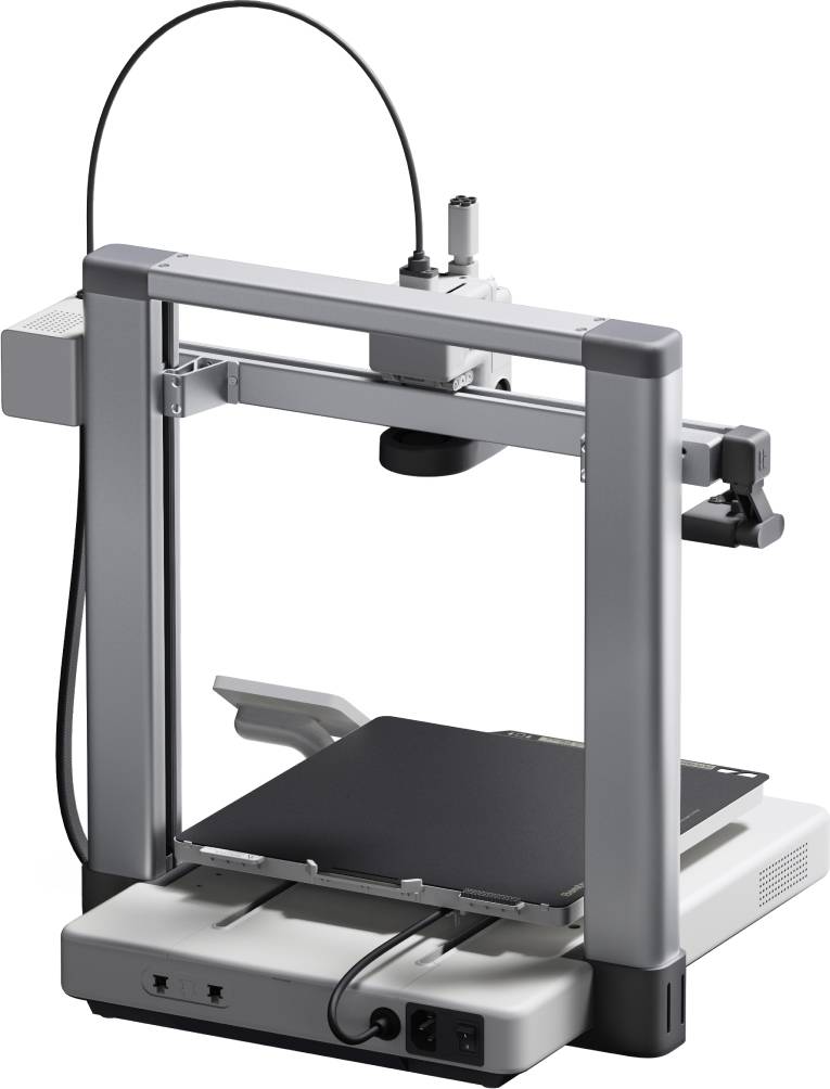 Ein moderner 3D-Drucker mit quadratischer Baufläche und einem beweglichen Druckkopf oben. Kabel sind an der Rückseite angeschlossen.
