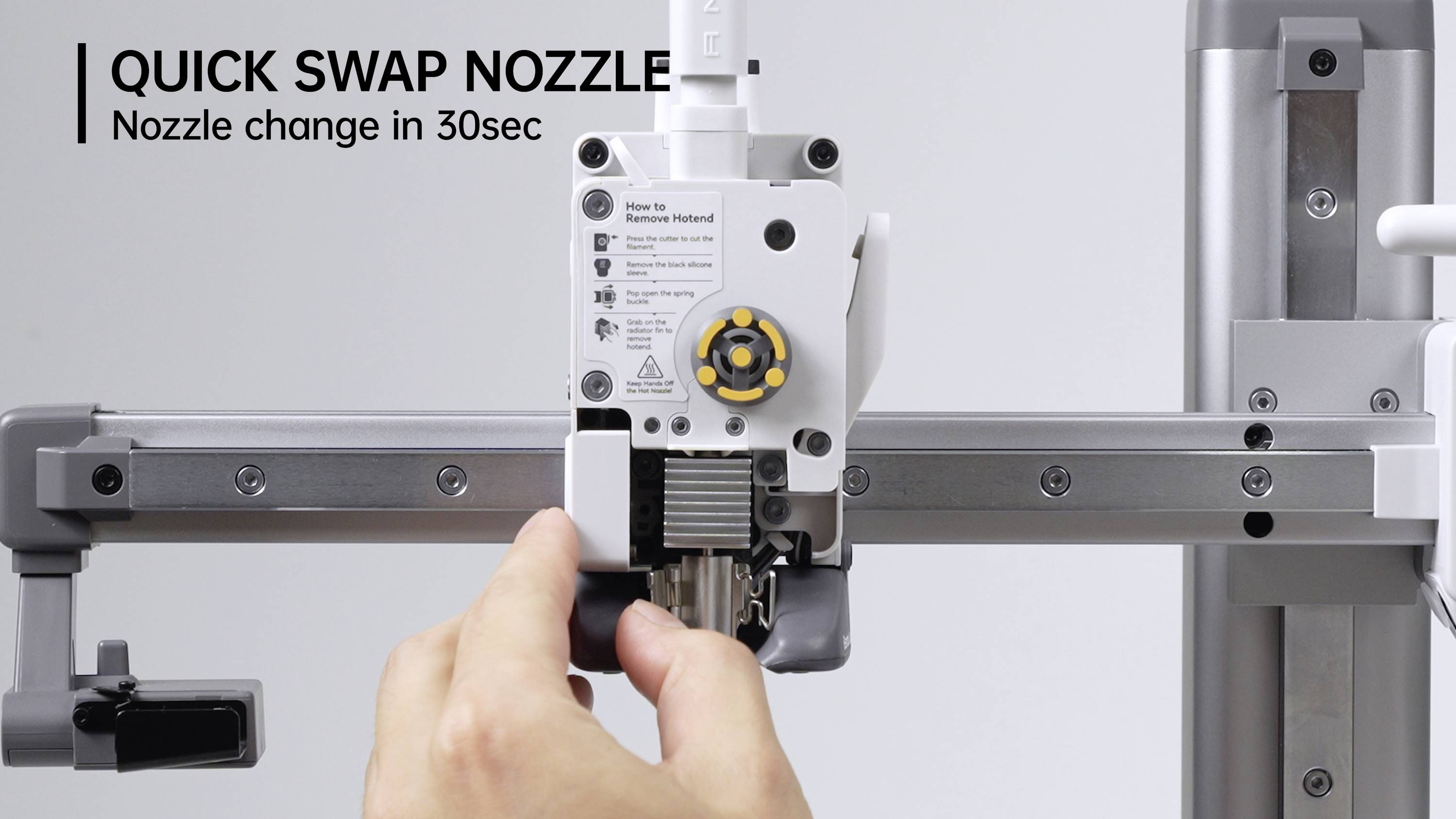 Ein Hand wechselt die Düse einer Maschine. Text oben: QUICK SWAP NOZZLE - Nozzle change in 30Sec.