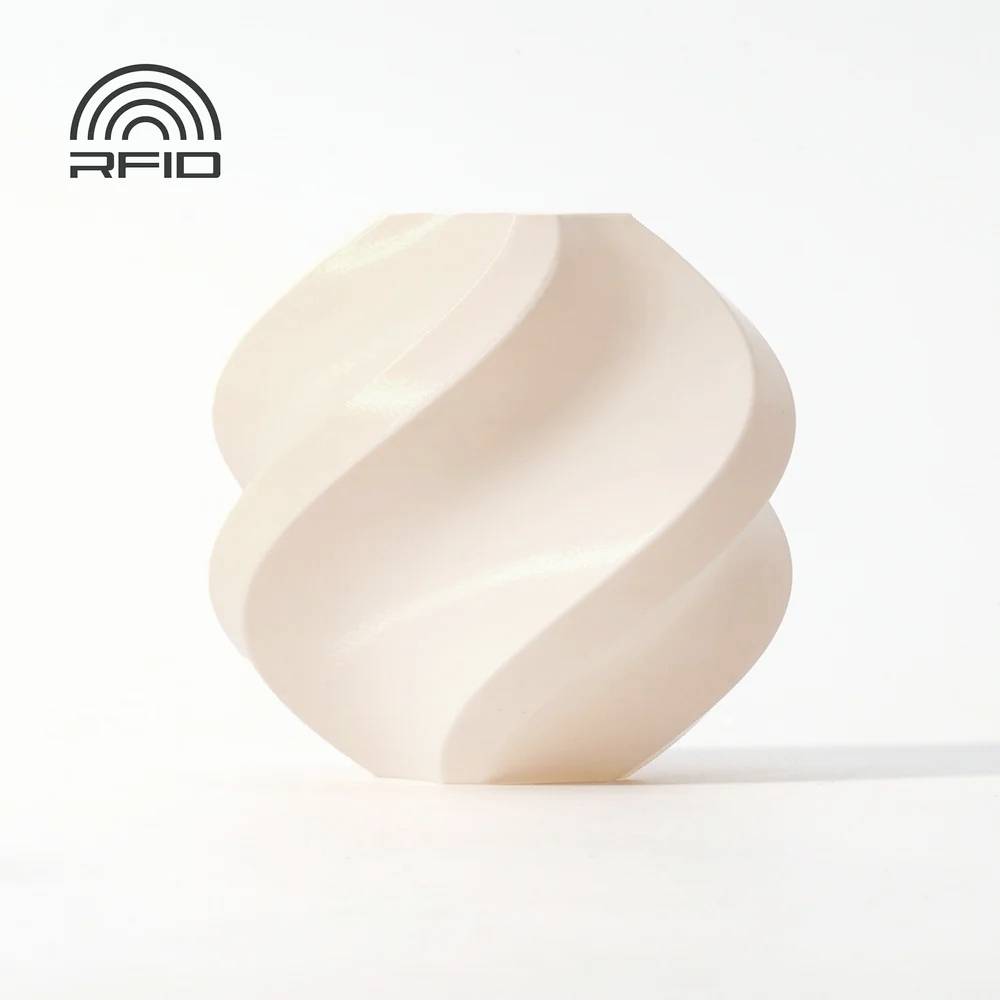 Ein spiralförmiger, cremefarbener RFID-Chip auf weißem Hintergrund. Oben links ist ein RFID-Symbol zu sehen.