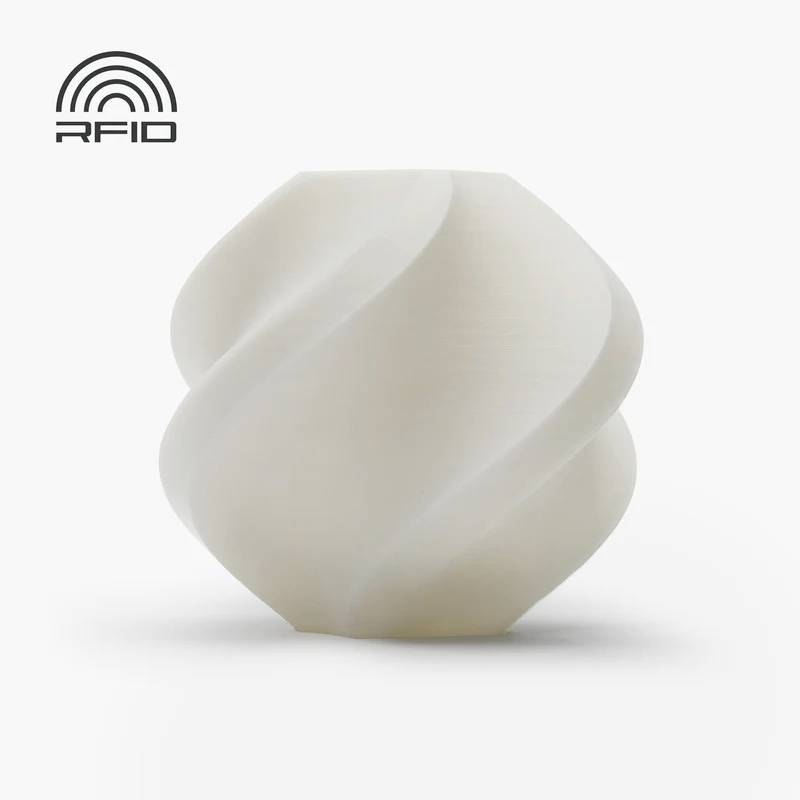 Eine weiße Skulptur mit spiralförmigem Design und dem 'RFID'-Symbol in der oberen linken Ecke vor einem weißen Hintergrund.
