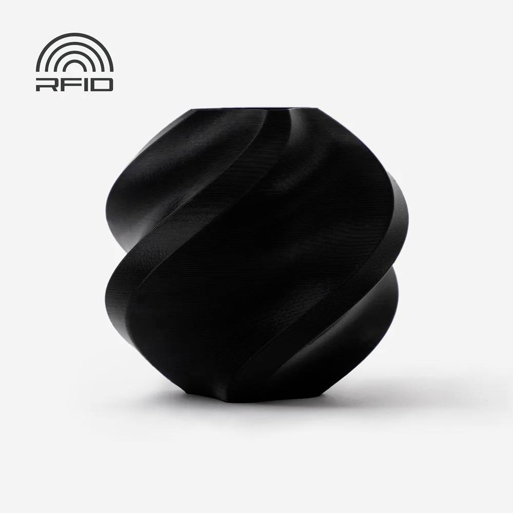 Eine schwarze, spiralförmige Vase mit dem RFID-Logo in der oberen linken Ecke. Die Vase steht vor einem weißen Hintergrund.