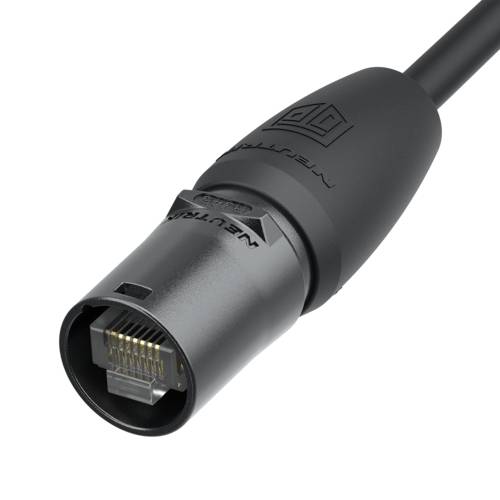 Ein schwarzer Ethernet-Stecker von Neutrik mit RJ45-Anschluss. Der Stecker hat ein robustes Design und ist für robuste Anwendungen geeignet.