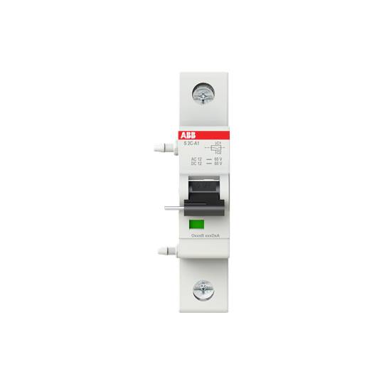 Ein einzelner weißer Schutzschalter mit einem Hebel in der Mitte, der mit einem grünen und roten Aufkleber markiert ist, hebt sich vom neutralen Hintergrund ab.