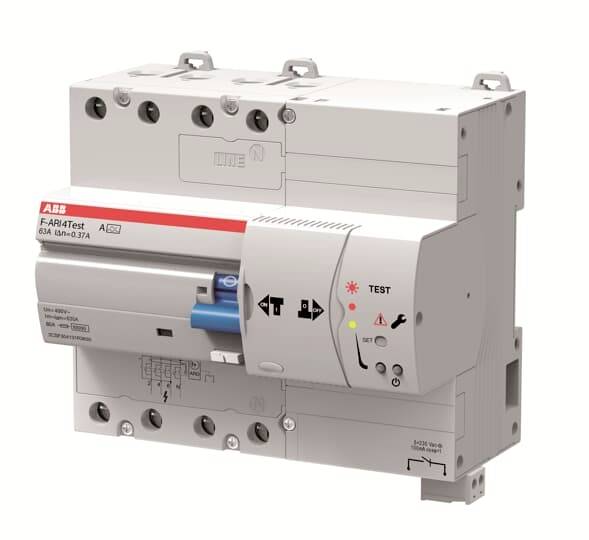 Ein grauer Fehlerstromschutzschalter von ABB mit Testknopf und mehreren Anschlüssen, verwendet zum Schutz vor elektrischen Störungen.