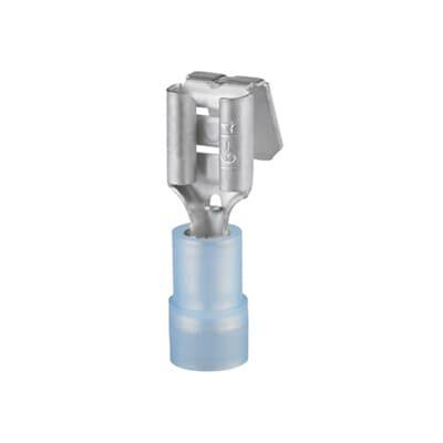 Ein blauer isolierter Flachstecker, der in elektrischen Verbindungen verwendet wird, mit einem silbernen Metallkontakt an der Spitze.
