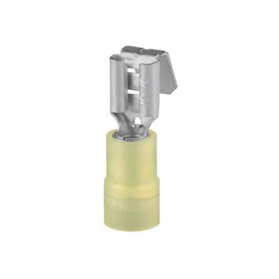 Ein gelb ummantelter Flachstecker mit einem silbernen Metallkontakt, geeignet für elektrische Verbindungen in Kabelanwendungen.
