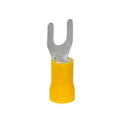 Gelber Kabelschuh mit einer Metallgabel an einem Ende, verwendet zur Verbindung elektrischer Leitungen.