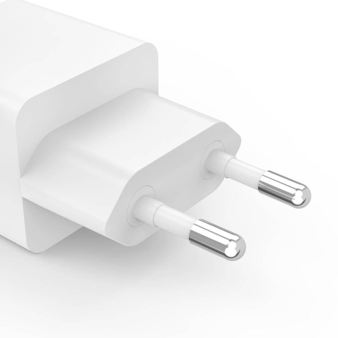 Ein weißer Steckeradapter mit zwei runden Metallstiften für europäische Steckdosen.