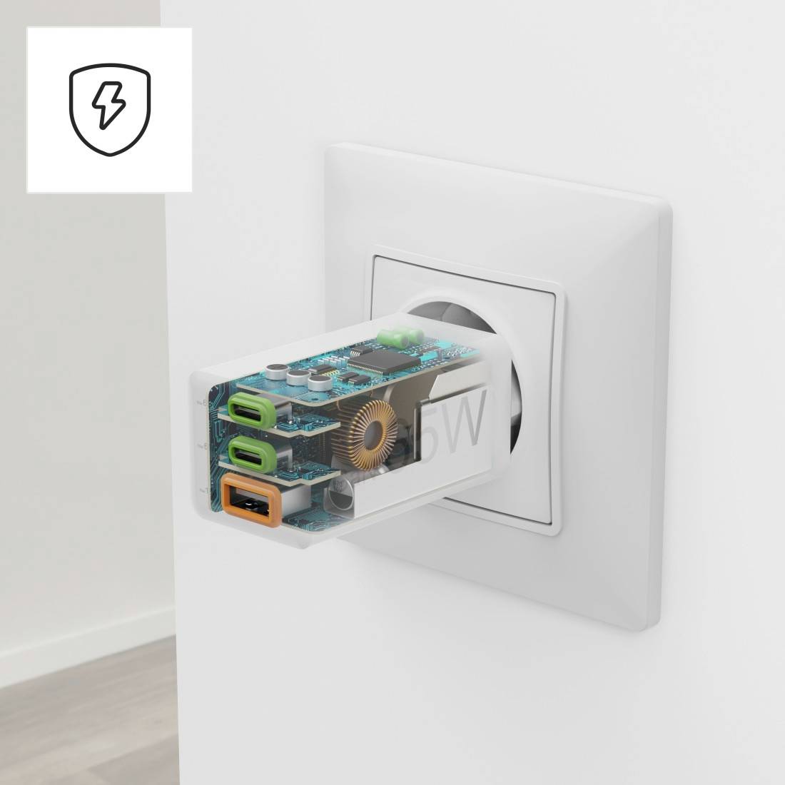 Ein durchsichtiger USB-Ladeadapter steckt in einer weißen Steckdose. Zeigt Innenleben mit elektronischen Komponenten. Symbol für schnellen Ladevorgang oben links.